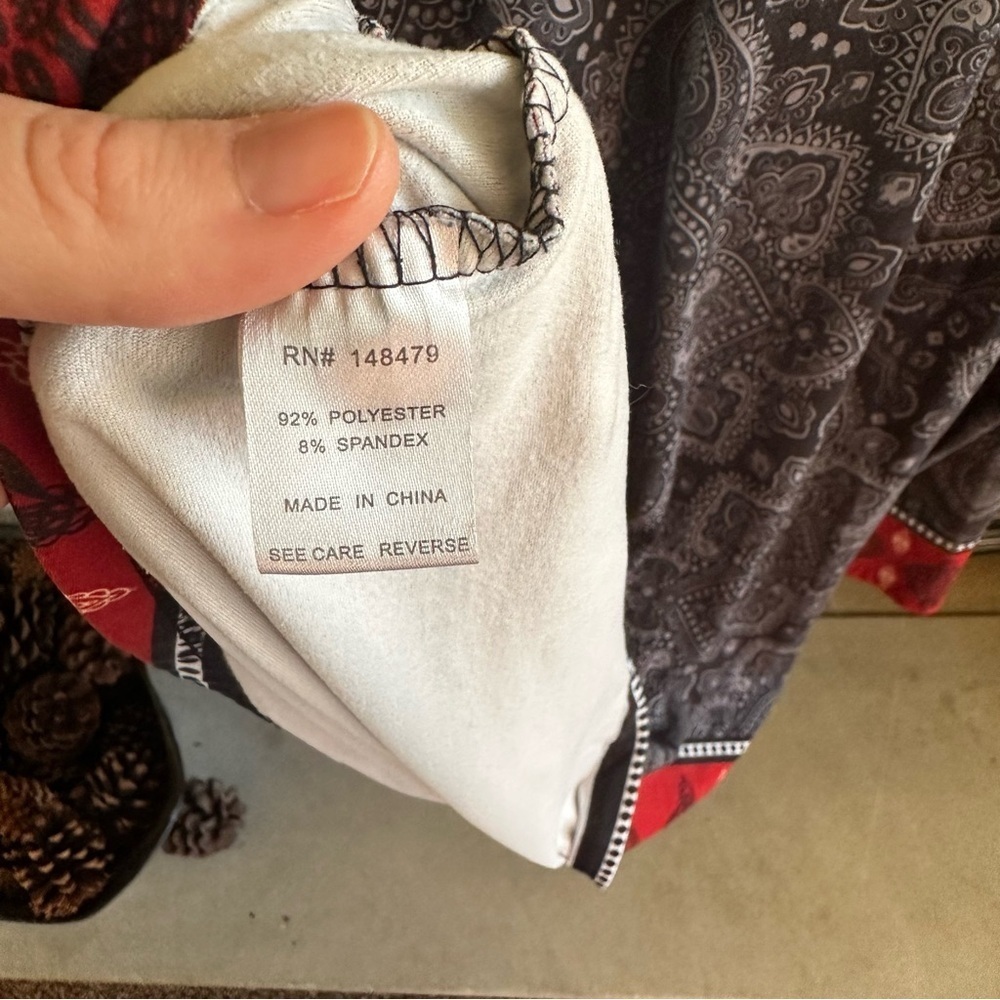 Azalea by Firmiana Red and Black Floral Cowl Neck Tunic Top 1X - Picture 6 of 6